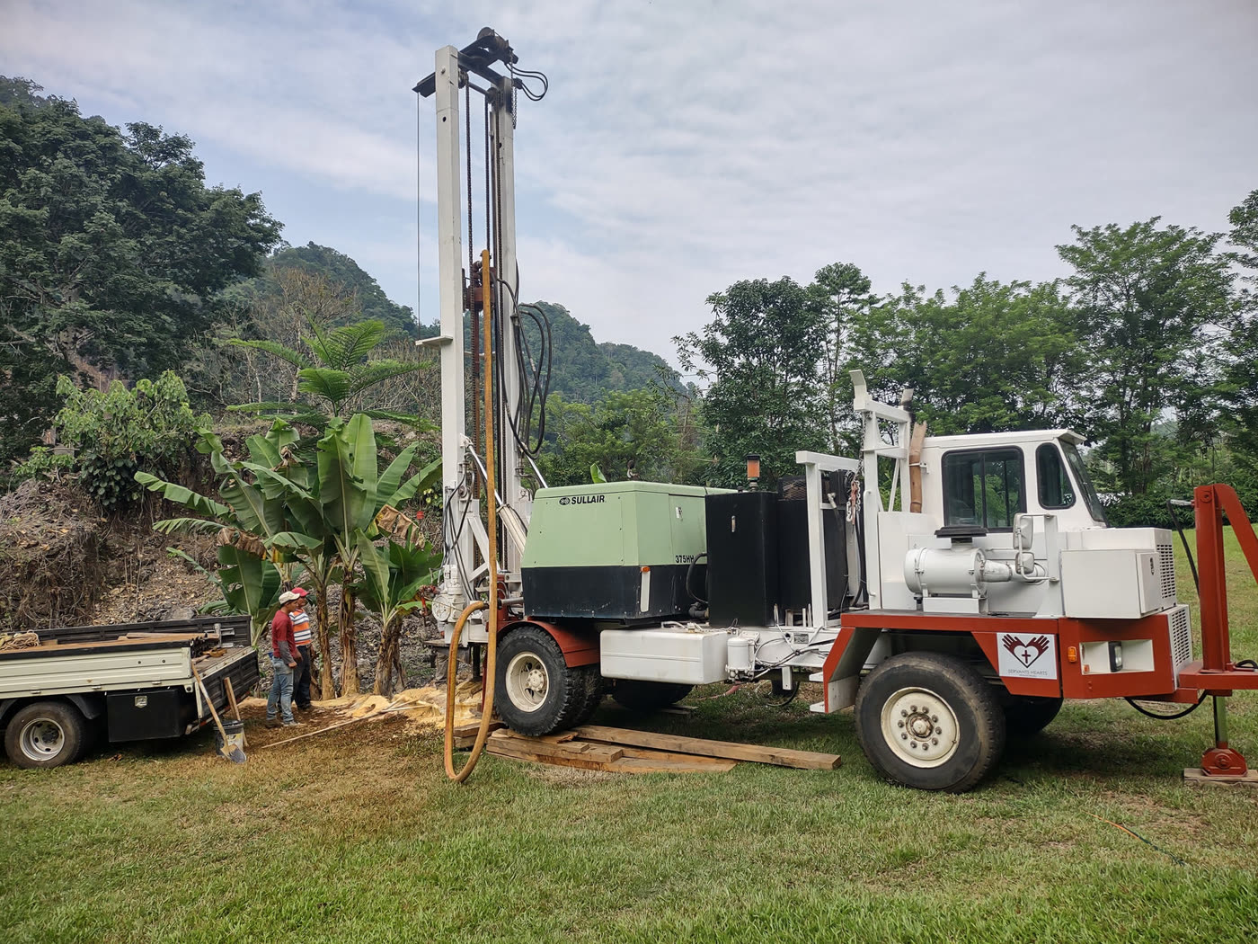 Servants Hearts Ministries drilling rig at the El Puente well site